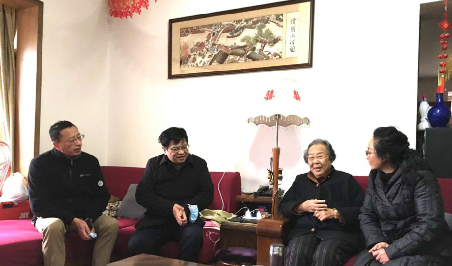 党委卢军书记慰问离退休老同志