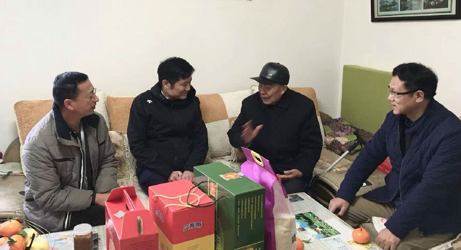 院长侯建红慰问离退休老同志